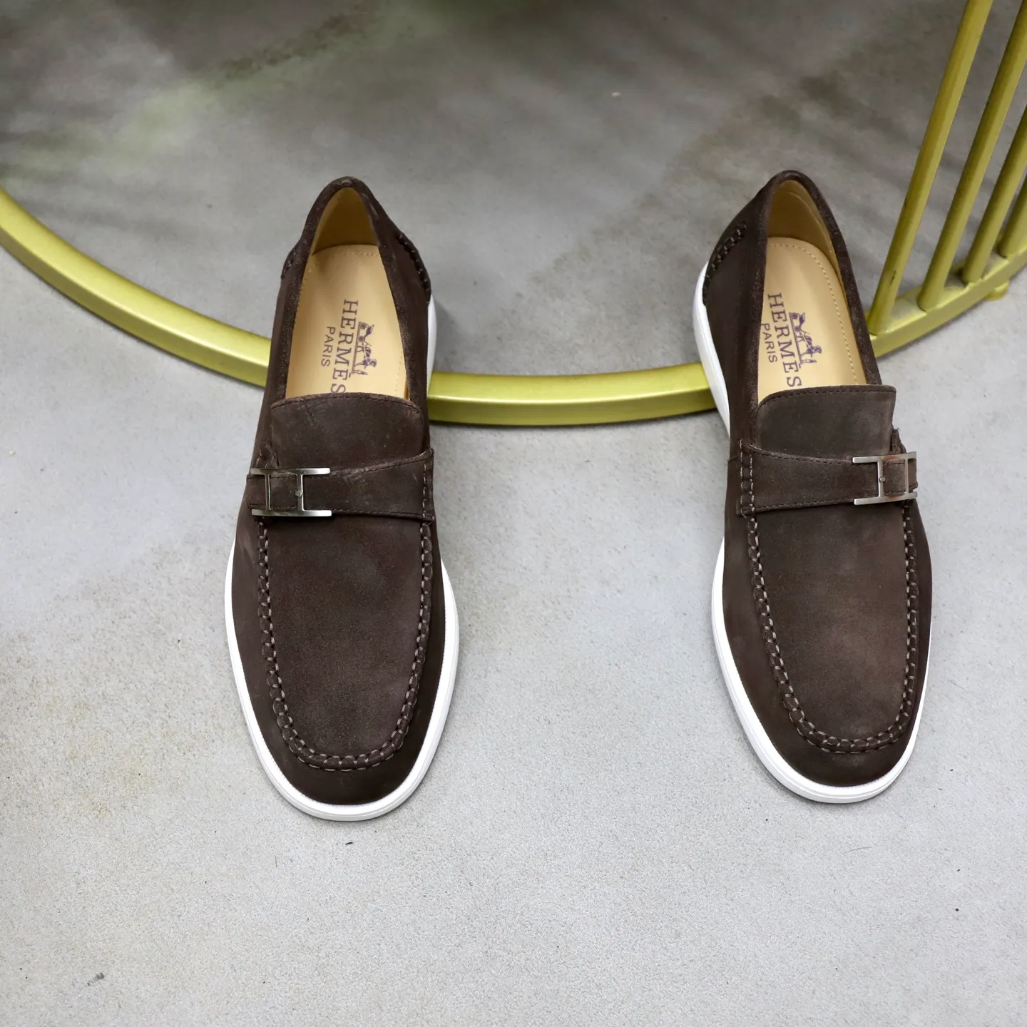 Ex-factory price: 540💰Hermès/Hermès slip-on men's shoes. This shoe is made of imported cow suede leather, with simple and smooth lines, and a 3CM rubber foam ultra-light sole combined with aerodynamic design! Youthful and fashionable, H button decoration, contrasting leather embellishment on the heel, calf lining to gently wrap your feet, with embossed logo cowhide feet, leather rock strips, casual and urban style, highlighting youthful vitality, sports and leisure version, super versatile Size number: 38-39-40-41-42-43-44 Standard leather shoe size (45 can be customized but does not support returns)